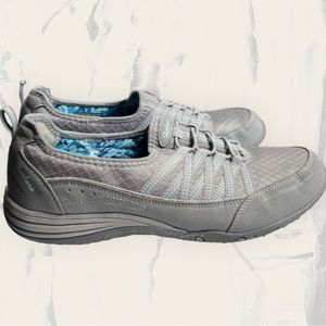 Women’s gray Skechers slip-on sneakers with memory-foam. Size 8, super cute!